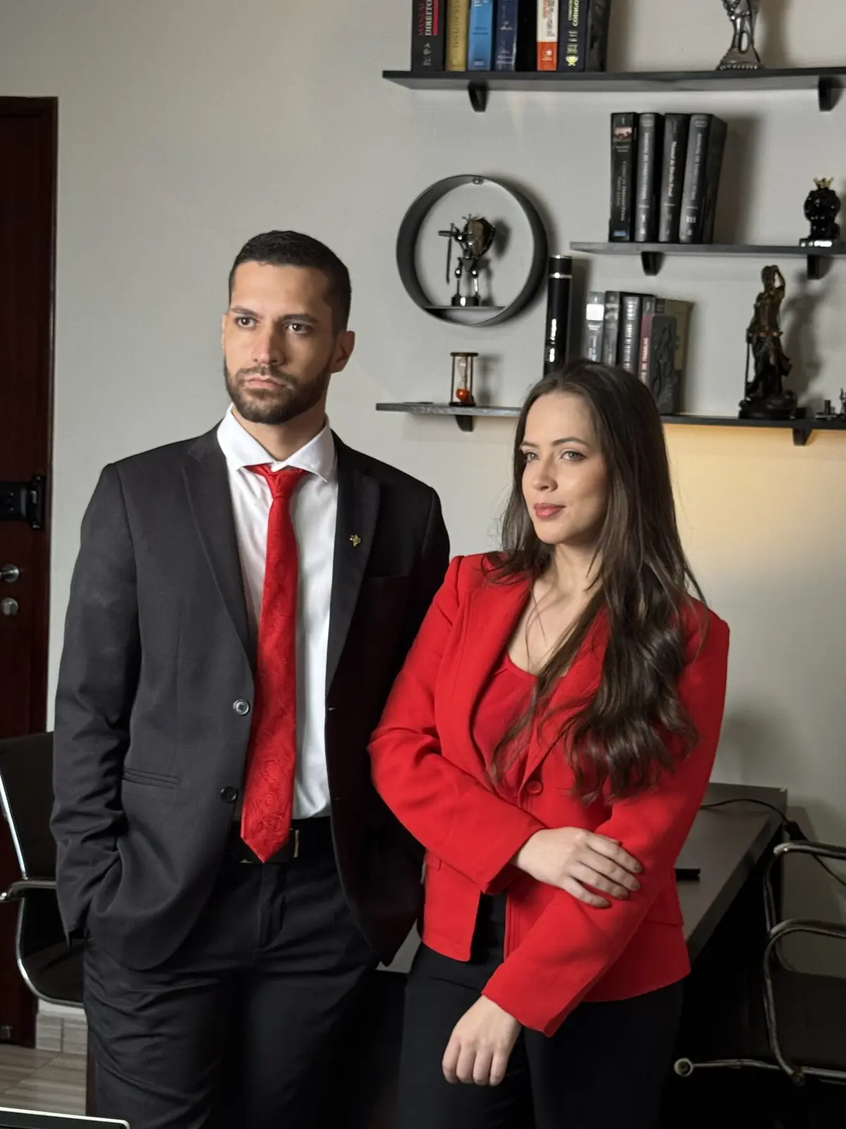Dr. Adriel Fideuze e Dra. Nathalia Santana no escritório